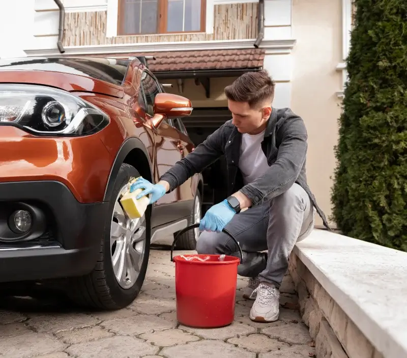 Lavage auto à domicile Villié-Morgon : professionnel intervenant sur un véhicule